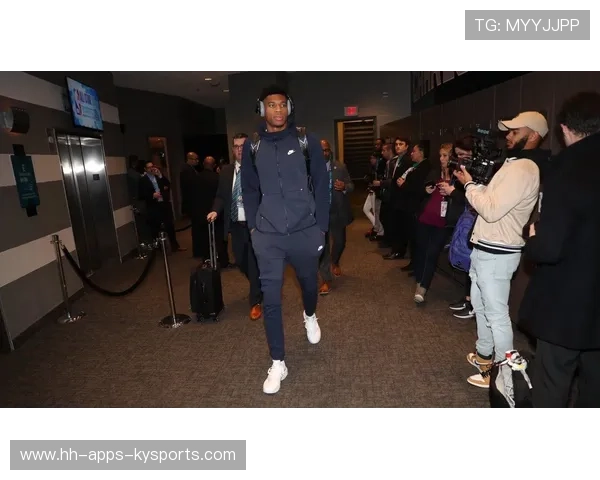 字母哥带家人去迪士尼被游客误认保安